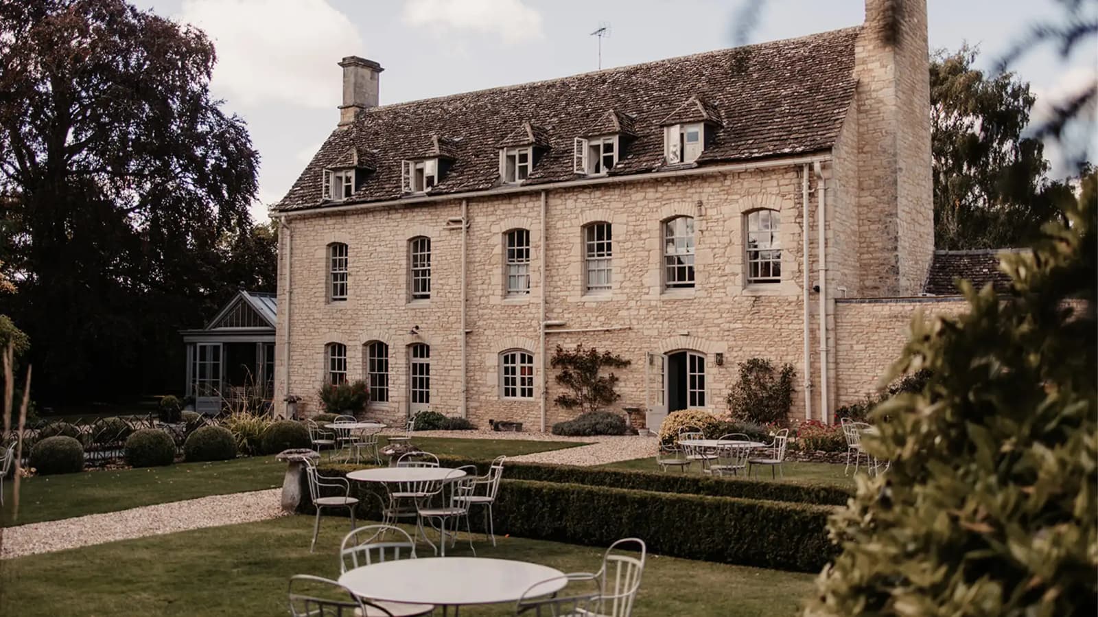 wedding location beautiful wedding in Cotswolds charm