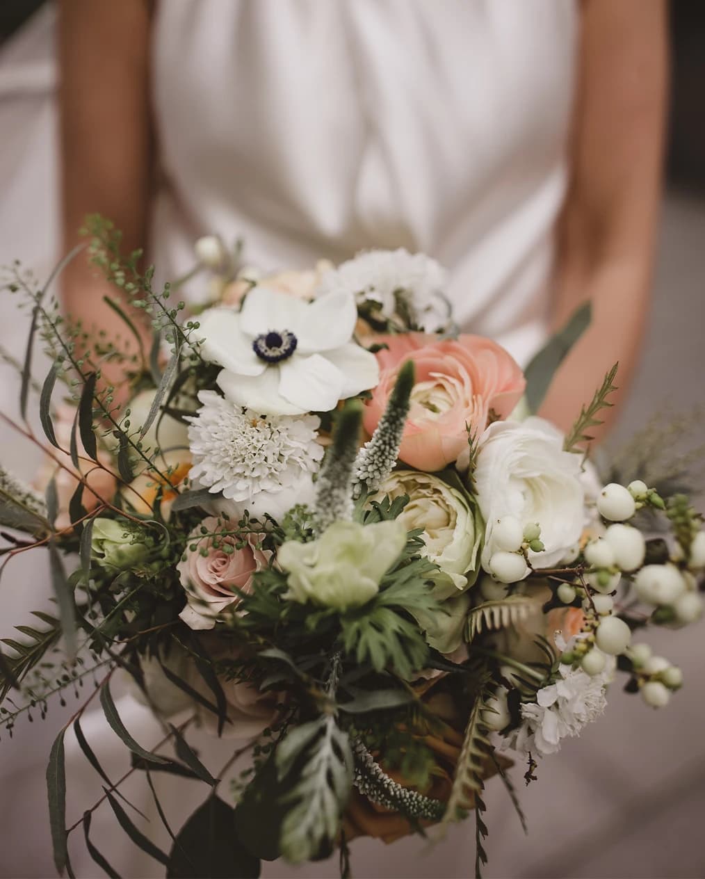 Chic bridal bouquet featuring soft autumnal tones