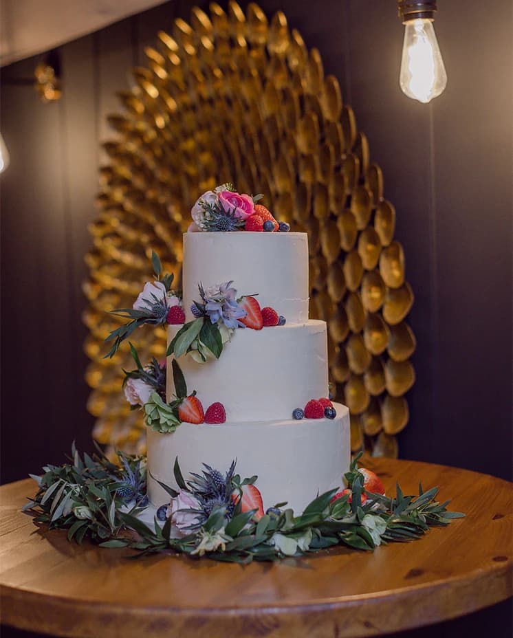 beautiful romantic wedding cake classic
