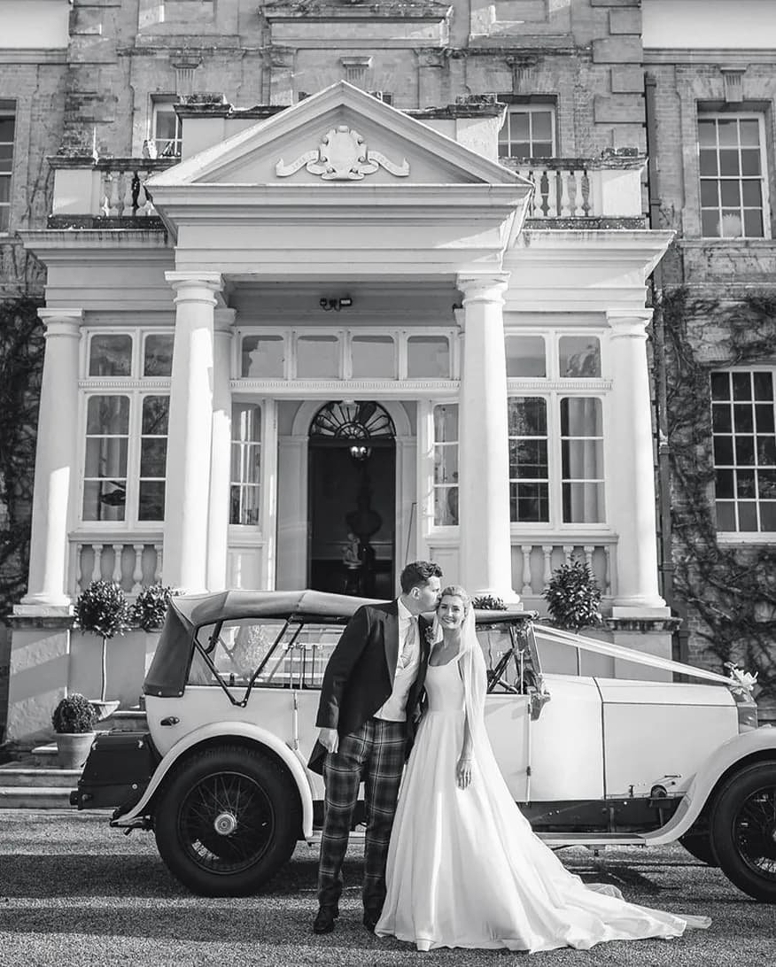 bride and groom wedding car romantic
