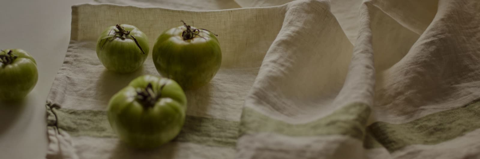 Apples and napkins on a table 