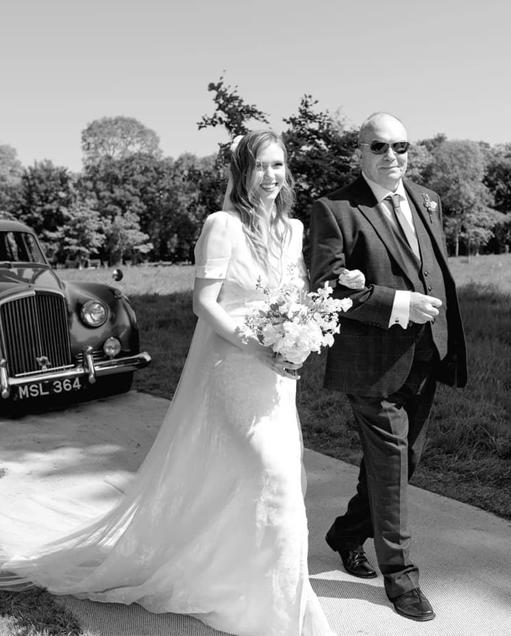 bride walking with her dad in countryside oxfordshire wedding