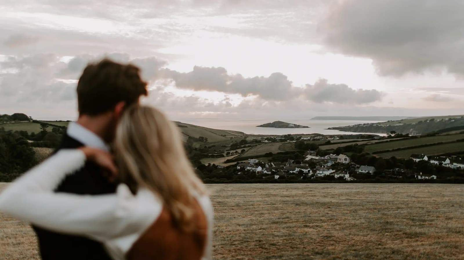 bride and groom english wedding romantic moment