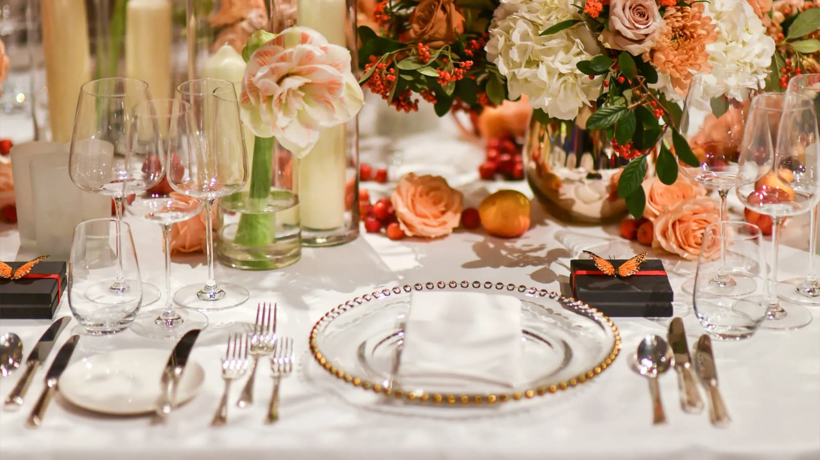A wedding table décor featuring luxury autumn wedding flowers arrangements