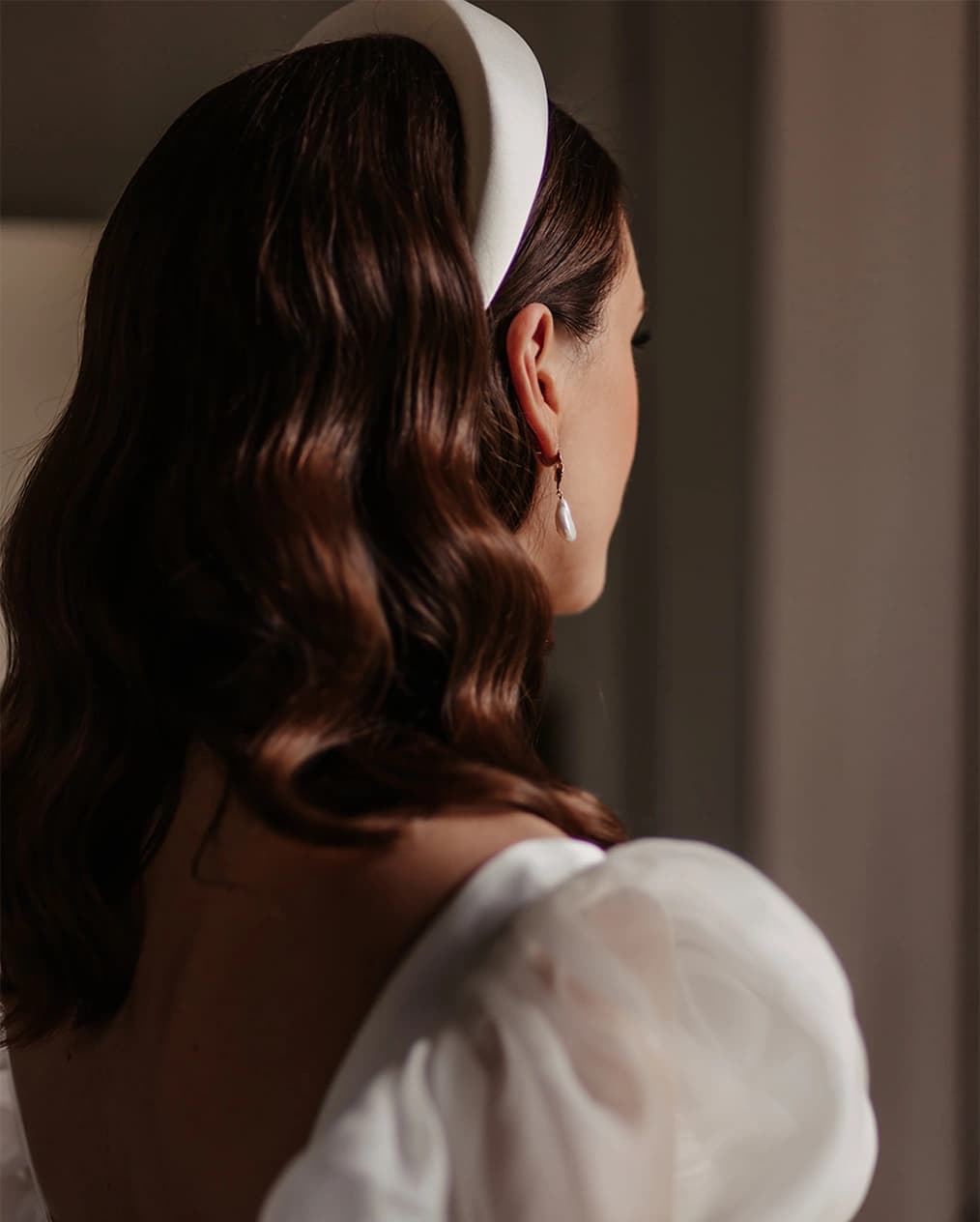 bride and her gorgeous hairstyle waves 