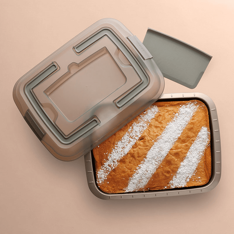 Leo Balance Covered Cake Pan with Slicer, Carbon Steel