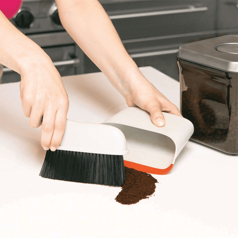 Compact dustpan & brush set