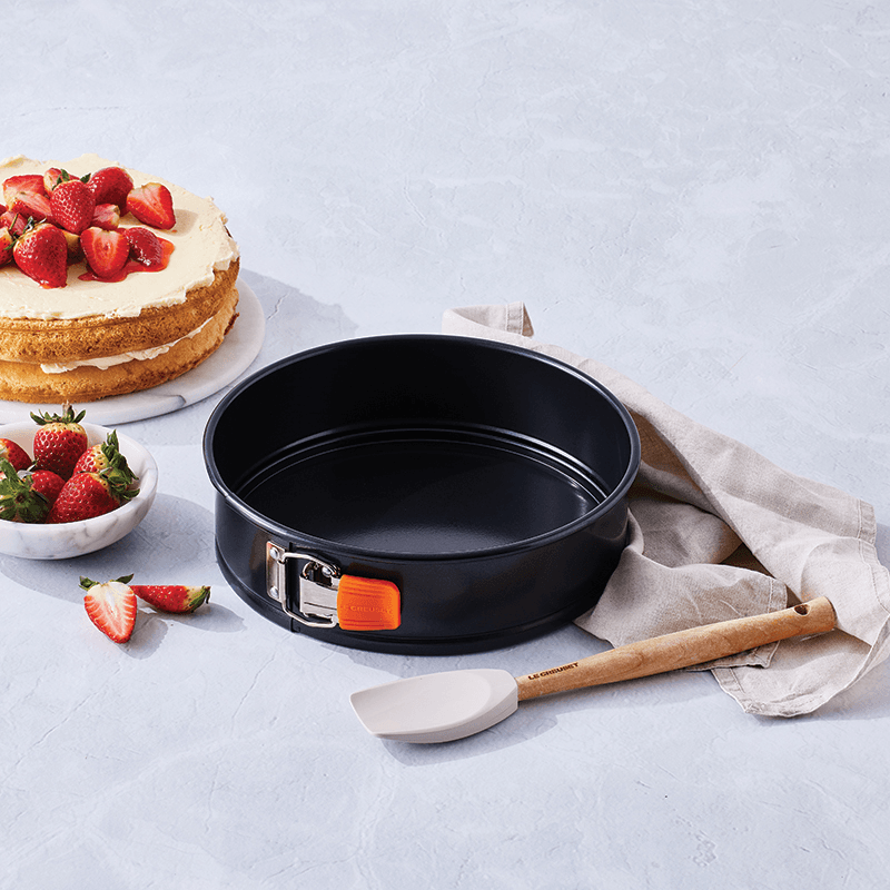Bakeware Round springform cake tin, 20cm, Black