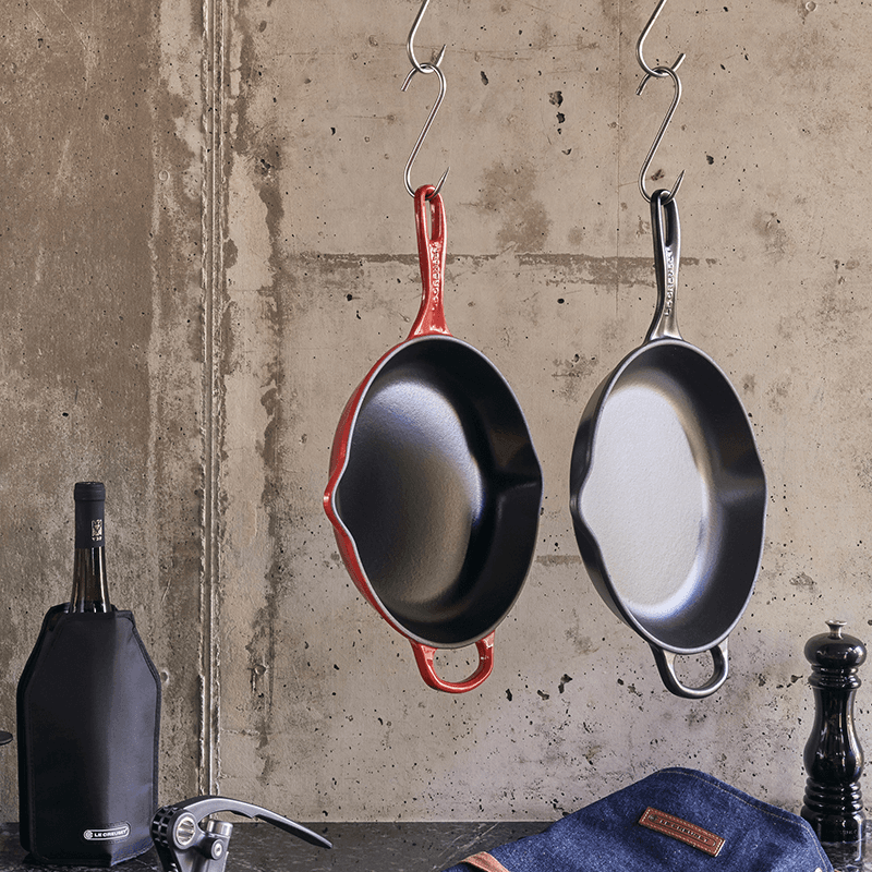 Signature Cast Iron Round skillet, 23cm, Cerise