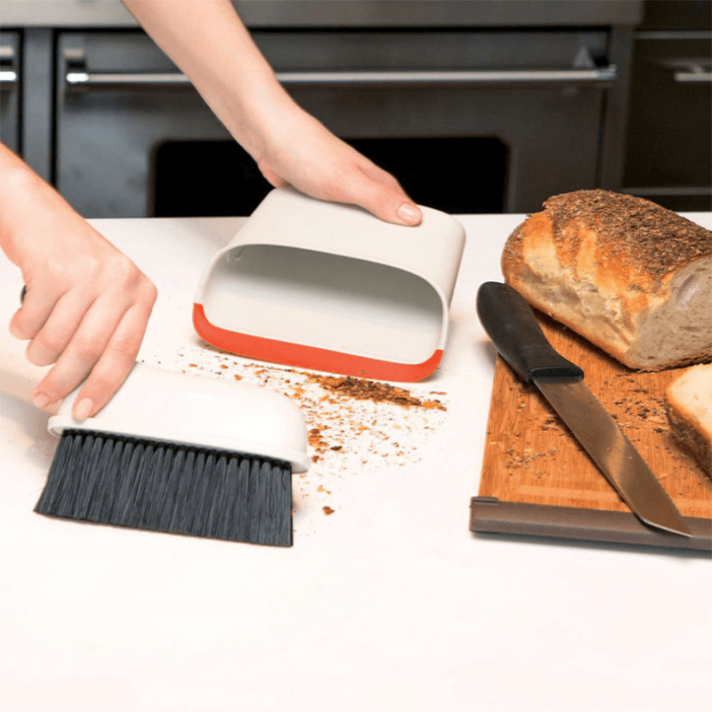 Compact dustpan & brush set