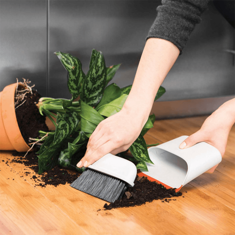 Compact dustpan & brush set