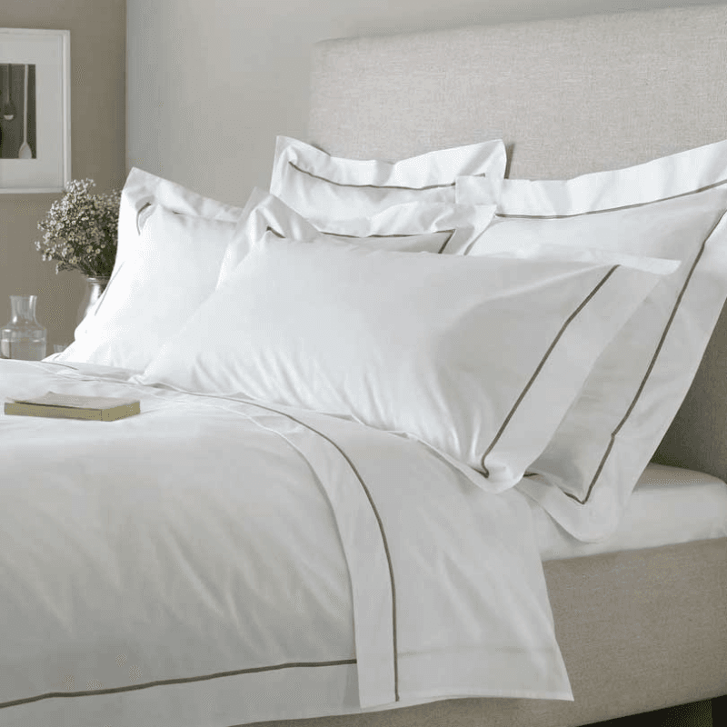 Savoy - 400 Thread Count Egyptian Cotton King duvet cover, W225 x L220cm, White/Navy