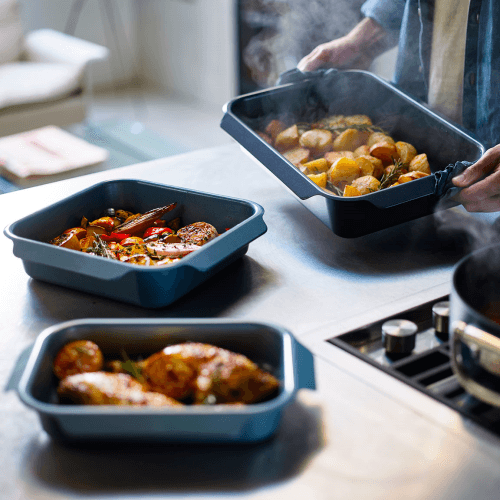 Image showing the Nest Set of 3 Roasting Trays, Blue product.