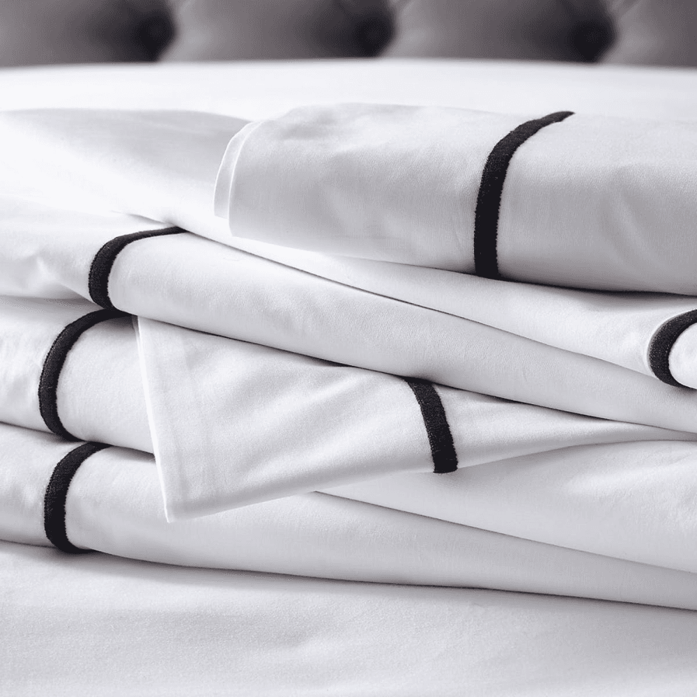 Savoy - 400 Thread Count Egyptian Cotton Super king duvet cover, W260 x L220cm, White/Navy