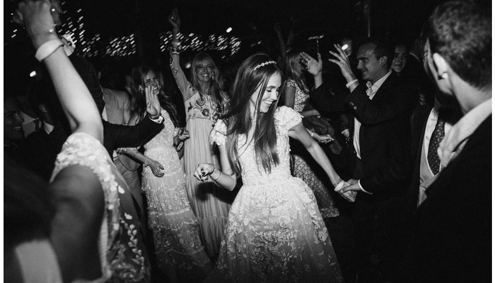 One bride dancing with all her guests on the dancefloor.