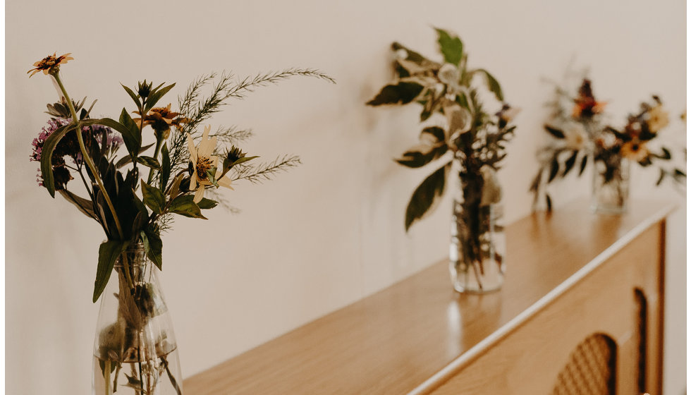 Small bud vases of flowers adorned the venue. 