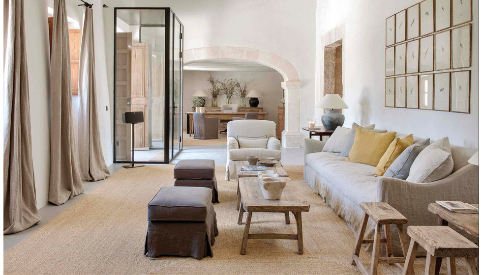 A large spacious living area at the boutique hotel Finca Serena. 