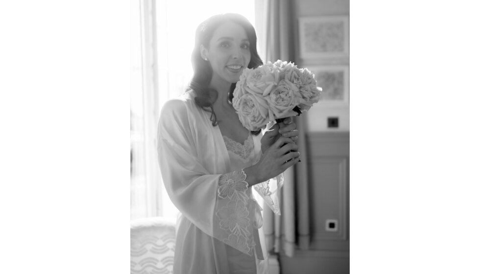 Sam & Rachel’s Old Hollywood Glam inspired London Wedding: Bride Holding Wedding Flowers